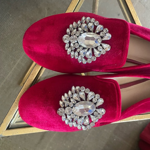 Cato Crushed Red Velvet Flats  Faux Suede Loafers Womens 10M w Rhinestone Broach - Picture 12 of 15
